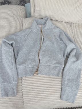 VS/Pink Cropped Gray Sweater
